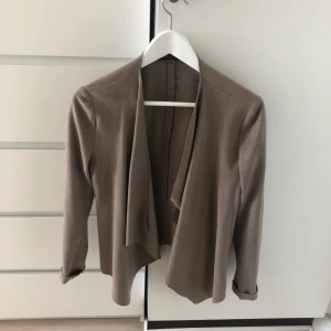 Jacka från Zara - Snygg vår/ sommar jacka från Zara. Aldrig använd. Frakt ingår 