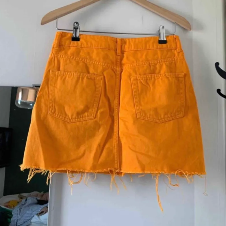 Orange jeans jacka med tillhörande kjol i storlek S. Knappt användt. Frakt tillkommer om det så behövs skickas. Endast köp av jacka 250kr endast köp av kjol 200kr. Jackor.