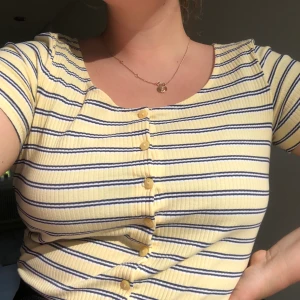 Randig topp - Superfin fin randig topp från Monki! Sparsamt använd och inga slitage:) Storlek M men passar även en L! Frakten ingår i priset!🌼🌼