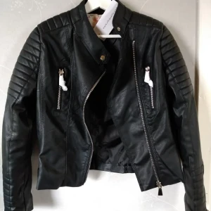 Chiquelle motojacket - Hej! Säljer min svarta motojacket från Chiquelle. Den är helt oanvänd, endast provad. Storlek 42/Large. Nypris 699 kr. Dösnygg med vit tröja eller ljusgrå hoodie under 😍 skriv om du undrar något eller vill ha fler bilder! Har Swish 🥰
