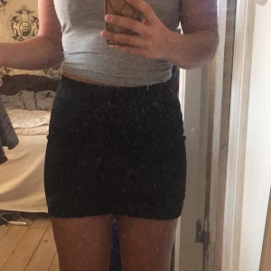Kort kjol - Säljer denna jättefina kjol från H&M då den har blivit för liten för mig. Den är sydd på så sätt att den har ett över tyg där framme. Köpare står för frakten. 