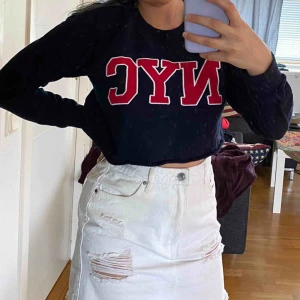  - Croppad collegetröja. Välanvänd men hel och inga fläckar. Priset är inkl. frakt.
