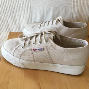 Sugergas 38 - Jag vill sälja mina skor för att de passa mig inte.