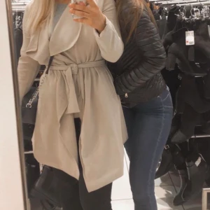 Kappa - Säljer en kappa i färgen beige på grund av att den aldrig kommer till användning. Skicket är precis som ny. 🌸 