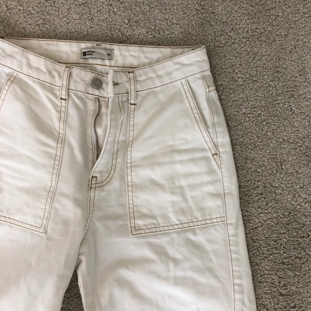 Vita raka jeans med beiga detaljer, riktigt snygga men tyvärr för små för mig:/. Jeans & Byxor.
