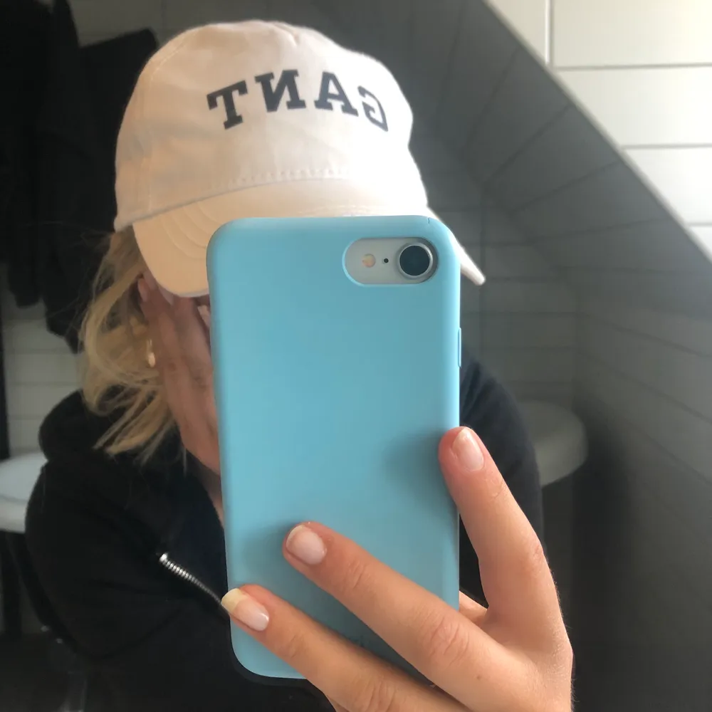 Vit keps från Gant med marinblå bokstäver. Typ aldrig använd och därmed ej smutsig eller så. 🧢. Accessoarer.