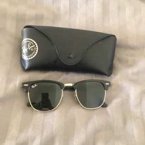 Ray-Ban Clubmaster  - Ray-Ban Clubmaster solglasögon i svart och guld. Köpta 2015 och säljs pga knappt använda. Äktehetsbevis finns och medföljer. Köpta för 1600. Priset kan diskuteras eller lägre vid snabbaffär 