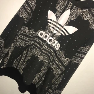Adidas hoddie  - Äkta adidas hoddie i fint skick 🌸
