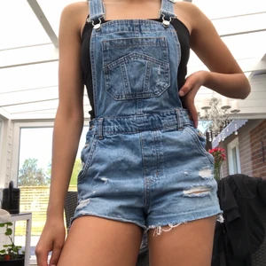 Slitna Hängselshorts - Slitna hängselshorts i bra skick. Säljer då de är lite korta i rumpan för mig. Storlek 36. 