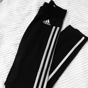 Adidas leggings  - Adidas leggings i strl 34, men passar också strl 36 då dem är väldigt strecthiga. Köpt för 299kr, säljer för endast 100kr.❤️