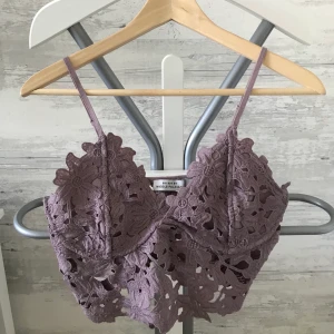 Nicole Falciani topp  - Topp från bikbok X nicole falciani (finns inte på marknaden längre) 🤍 inte ens använd en enda gång, super super söt men kommer inte till användning, pris går att diskuteras, hör av er vid intresse 