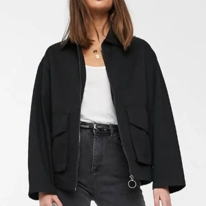 Snygg skjortjacka i jeans! - Superfin jacka som är använd endast 1 gång! Köpare står för frakt. Köpt för 440 för ungefär i månad sedan.