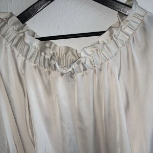 Gina tricot - Pink satin offshoulder. It Fits a xs/34 and s/36