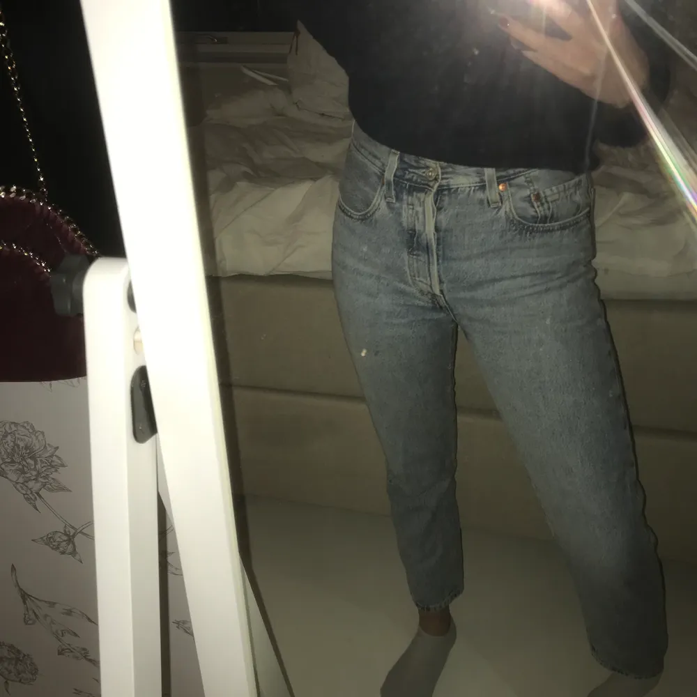 Säljer de perfekta blåa jeansen, Levis 501. Varken färgen eller passformen gör sig rättvis på bilderna då det var mörkt och jeansen är aningen stora för mig, be gärna om fler bilder! Jag är 170 lång och vanligtvis en S. Nypriset var 1200 kr ⚡️. Jeans & Byxor.