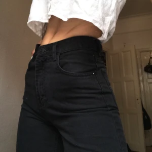 Svarta mom-jeans - Ett par sjukt snygga svarta mom-jeans ifrån Mango. Säljer dom för att dom tyvärr är för korta för mig (175cm). Dom sitter väldigt fint i midjan och ner är dom lösare som mom-jeans. Använda fåtal gånger och är i mycket bra skick. Nypris=349kr