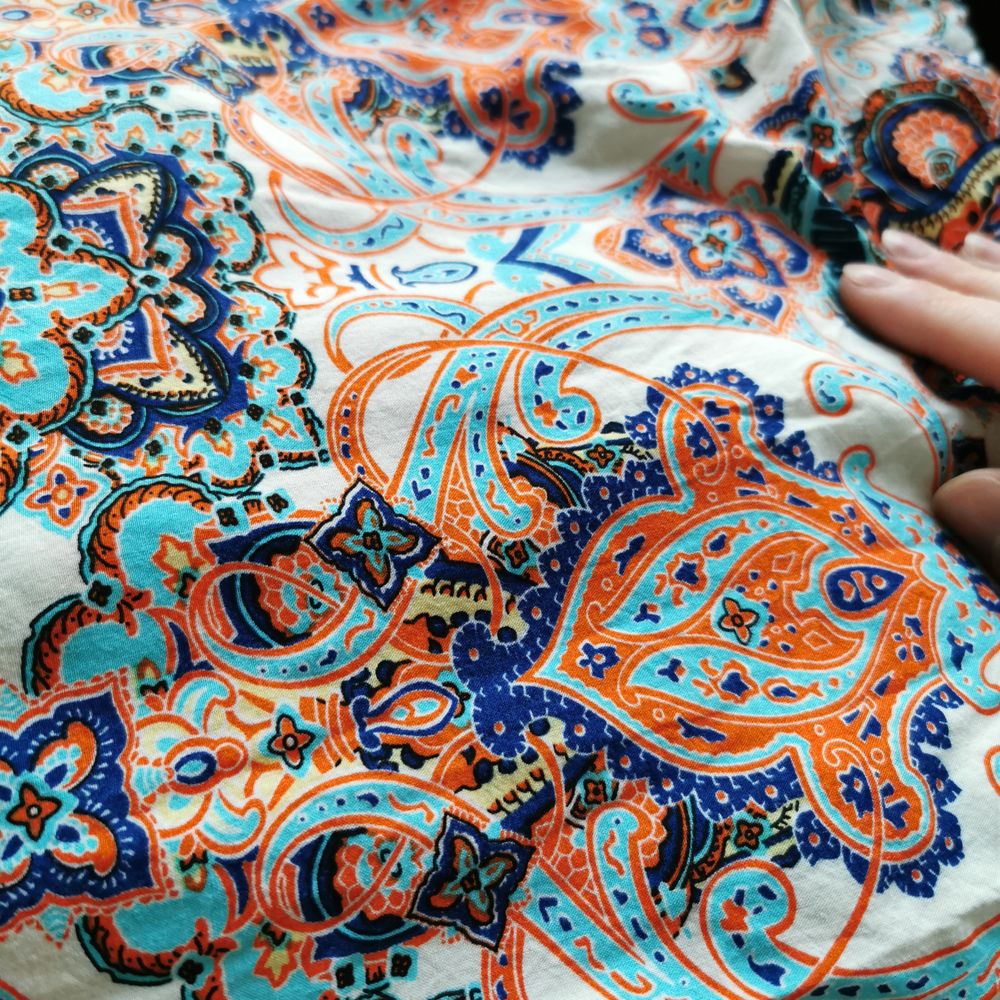 Skjorta med paisley-mönster, strl 36. Byst 92 cm, längd ca 56 cm från axeln (rundad nederkant). Jättefint skick! Köparen står för porto 63 kr (spårbart) . Skjortor.