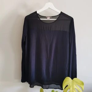 Tröja med mesh - Tröja från HM med mesh tyg uppe och nere, fint skick. Storlek L men den är liten i storleken. Köparen står för frakt. 