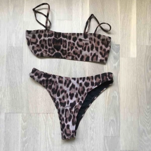  - En slutsåld och så himla snygg bikini från Na-kd!😍 riktigt fint leopardmönster på de högmidjade bikinitrosorna och toppen💞 frakt står köpare för!