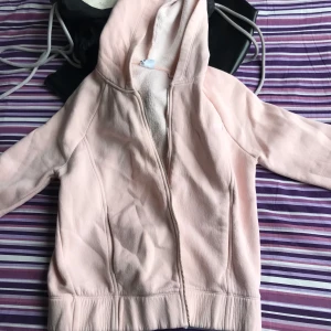 Fin huvtröja - Skriv till mig ifall ni vill ha bilder där jag har på mig den eller vid andra frågor :)