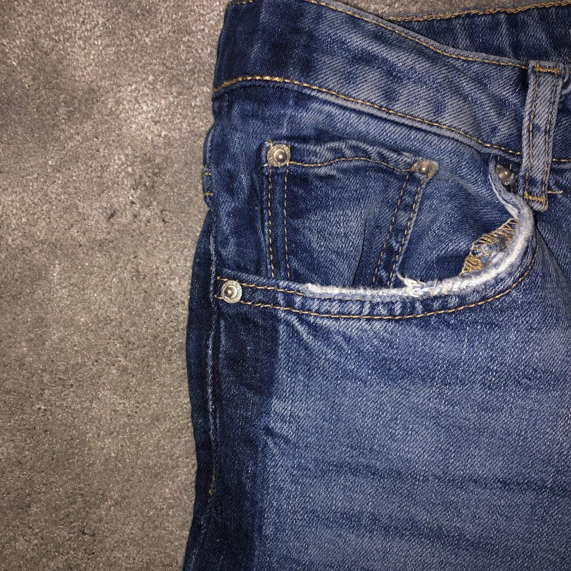 Jeans med en blå slits på sidan - 90