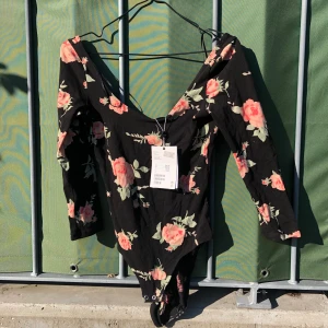 ny oanvänd body med blommor - FRAKT INGÅR❤️ ny oanvänd body med blommor från monki