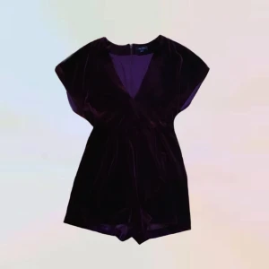 Playsuit sammet - Röd playsuit i sammet storlek UK 8 (S/M). Använd endast en gång så i väldigt bra skick. Frakt inräknat i priset! 