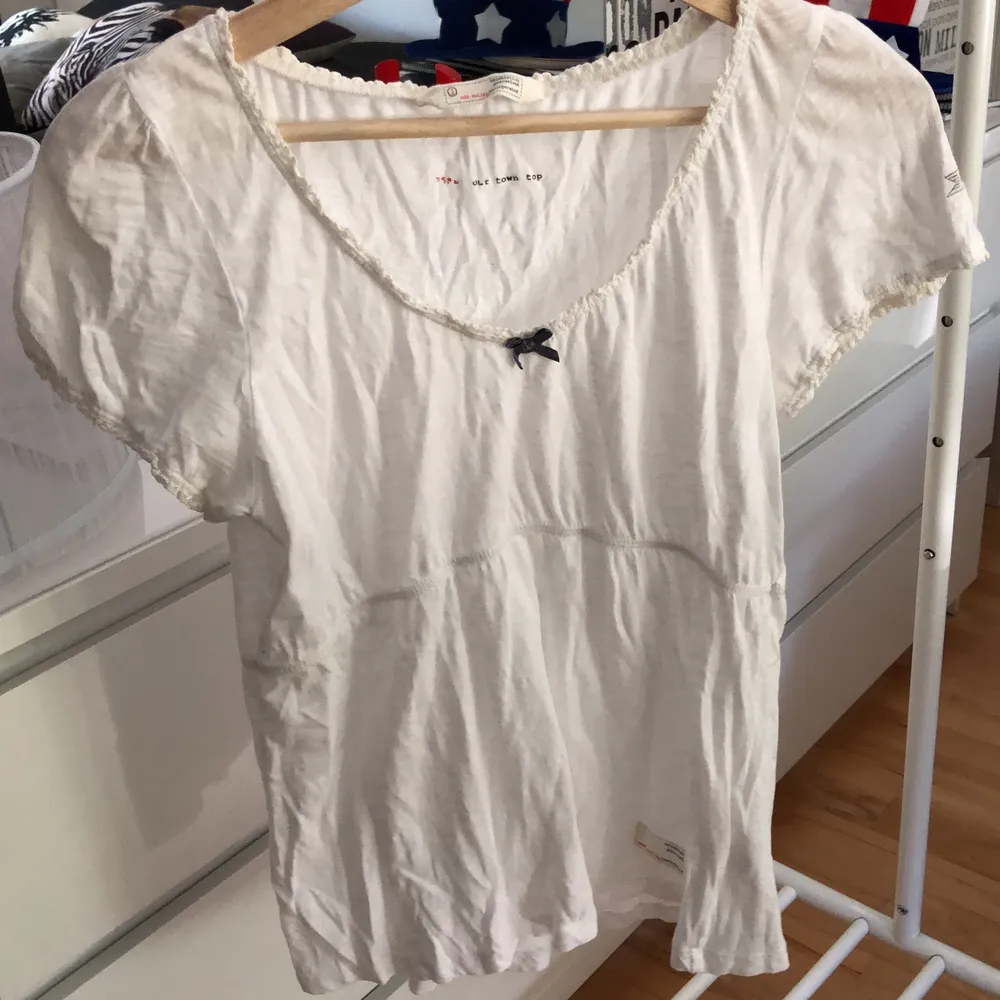 T-shirt vit Odd Molly säljes till högstbjudande senast 3/6 finns iVäxjö. Blusar.