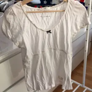 T-shirt vit Odd Molly säljes till högstbjudande senast 3/6 finns iVäxjö