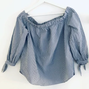 Abercrombie blus  - Abercrombie blus i off-shoulder modell, blå/vit randig. Har några svaga sminkfläckar på insidan, se bild. Utöver det är den i mycket gott skick. Storlek S. Frakt 44 kr. #offshoulder #abercrombie 