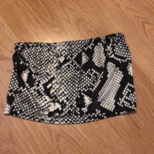 Bandeau topp i orm imitation från bohoo - Bandeau topp i orm imitation från boohoo, aldrig använd. Storlek 36