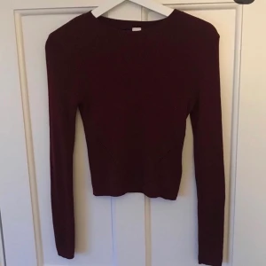 Vinröd ribbstickad tröja  - Vinröd ribbstickad tröja  74kr inkl frakten