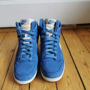 Brand: Nike, Model: Dunk sky high, Material: Suede, Colour: Blue/white. 