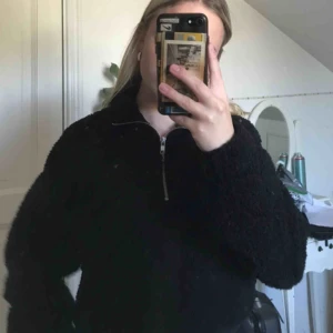  - Gosig zip hoddie, använd fåtal gånger.