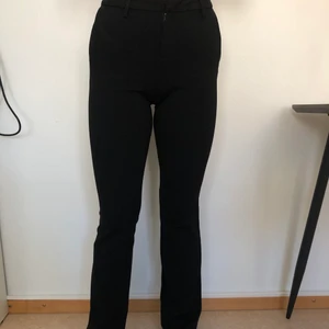 Mjuka kostymbyxor - Supersköna och snygga kostymbyxor i stretchigt tyg från only. Sitter som en smäck men har tyvärr inte använt dem tillräckligt. 