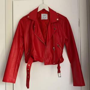Snygg röd bikerjacka i läderimitation från pull&bear🤩 finns i Västervik, fraktas annars🥰 pm för fler bilder