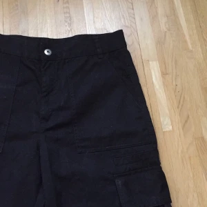 högmidjade cargobyxor  - högmidjade cargobyxor från monki!! bra skick :) storlek 36! HÖR AV ER VID FRÅGOR! först till kvarn och om fler vill ha blir det budgivning :)