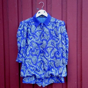  - En riktigt personlig retrojacka söker personlig person.  frakt tillkommer på 42 kr. "hellre här än bär"