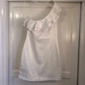  - Klänning från Gina Tricot i storlek 36. Dragkedja i ena sidan, se sista bilden. Klänningen ser likadan ut bak som fram! 👗 Skickas, köparen står för frakten 💌