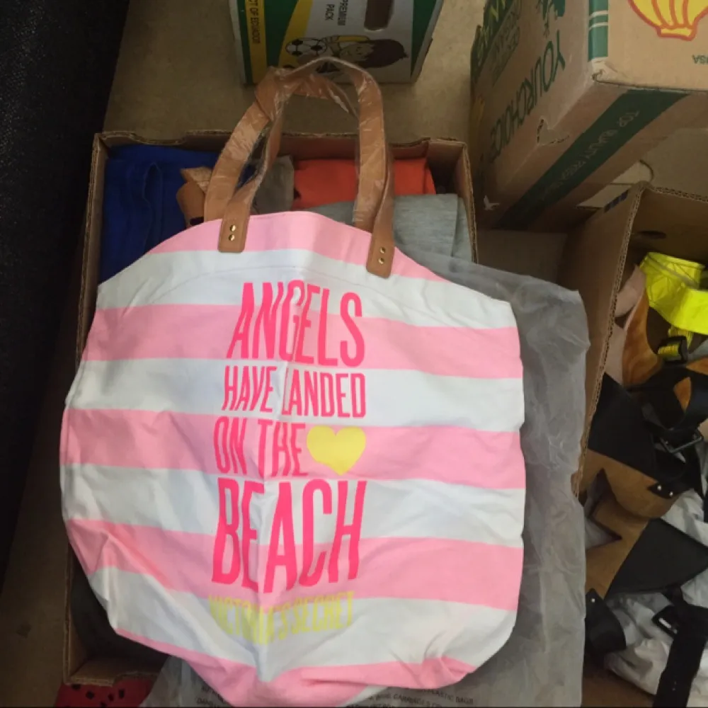 Säljes: Victoria Secret strandväska. Helt ny, i sitt plast fortfarande. Stor med plats för allt som ska med på sommardagen eller stranden!. Väskor.