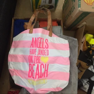  - Säljes: Victoria Secret strandväska. Helt ny, i sitt plast fortfarande. Stor med plats för allt som ska med på sommardagen eller stranden!