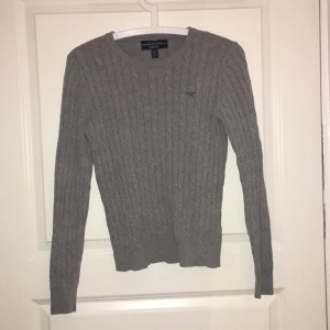  - Kabelstickad tröja från Gant. Nyskick. Nypris ligger på 1200:-