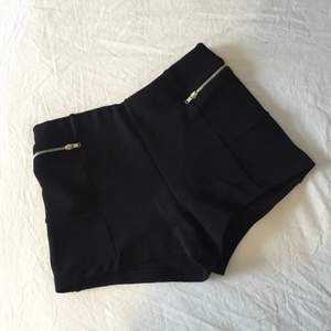 Svarta shorts från PULL&BEAR i ett mjukare material och sitter snyggt på! Inte riktiga fickor utan de är endast detaljer. Aldrig använda pga felköp. PRIS 80kr💫