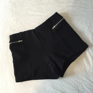  - Svarta shorts från PULL&BEAR i ett mjukare material och sitter snyggt på! Inte riktiga fickor utan de är endast detaljer. Aldrig använda pga felköp. PRIS 80kr💫