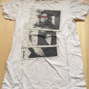  - Tisha med kate Moss tryck från Urban outfitters. Använd men ändå i fint skick.