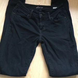  - Svarta jeans i modellen "leggings" från Levi's. Strl 25. Normal midja, skinny. I fint skick.