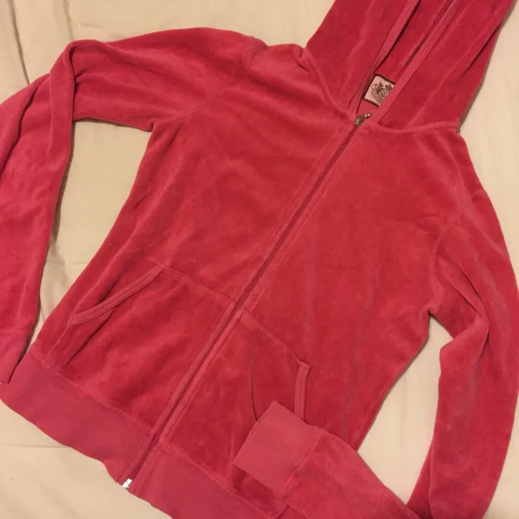 Juicy couture hoodie i rosa,storlek S passar en XS också,helt plain utan tryck,möts i Stockholm eller skickar. . Hoodies.
