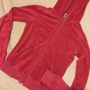 Juicy couture hoodie i rosa,storlek S passar en XS också,helt plain utan tryck,möts i Stockholm eller skickar. 