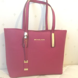  - Helt ny Michaelkors väskan , mjuk material , köpt från Turkiet , aldrig använd ,har en veck bakom väskan på grund av var hela tiden i garderoben ! Tror om man använder lch fylla på skulle försvann annars helt ny och oanvänd 