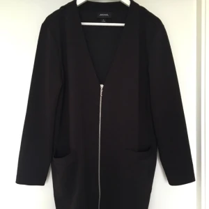  - Svart Kofta/Cardigan från Monki med dragkedja! Ej stickad! Supersnygg och använd enbart 2 ggr!!✨🙌🏼✌🏼️💕