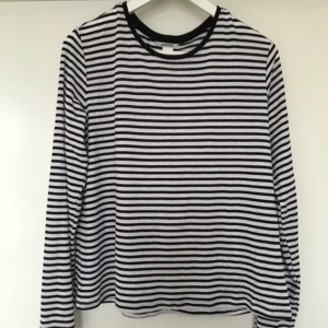  - Snygg långärmad T-shirt från Monki! Knappt använd, i fint skick😀✨